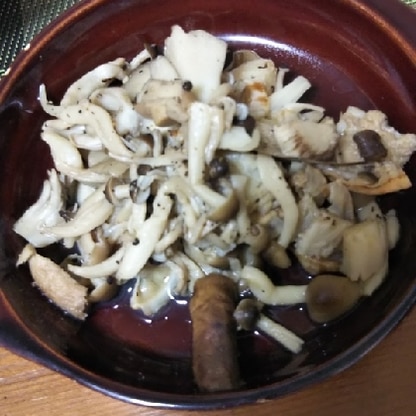 家にあったあまりキノコ達、しめじ、椎茸、舞茸で作りました。
さっぱり美味しくたくさんの量美味しく頂いてきました～(^^)